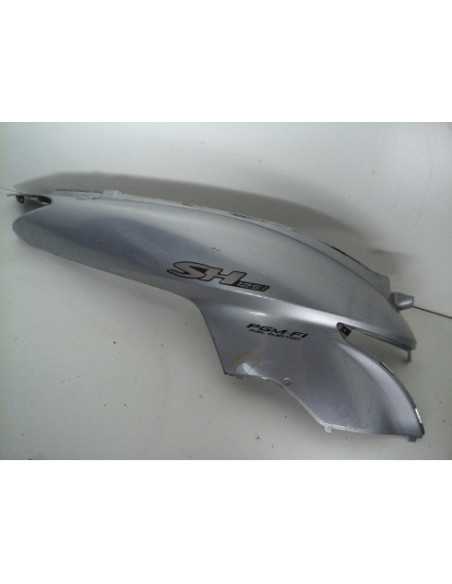 Flanc de selle droit HONDA SH 125 - 2005 - 83500-KTFA-6400