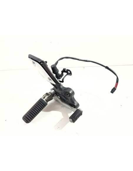 Platine repose-pied avant droit YAMAHA FZ8 800 - 2011/2015