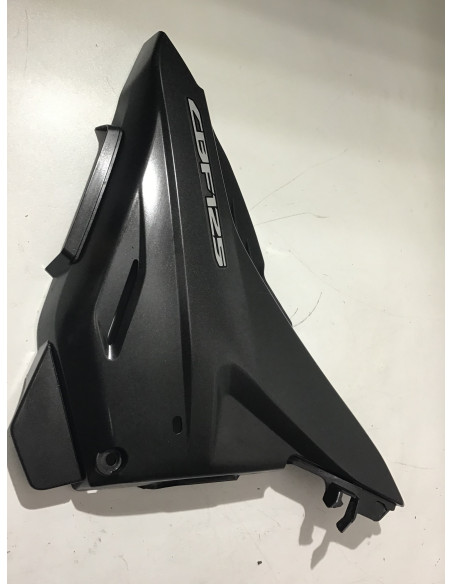 Cache latéral droit HONDA CBF 125 - 2009/2011 - 83510-KWFA-9000 Occasion