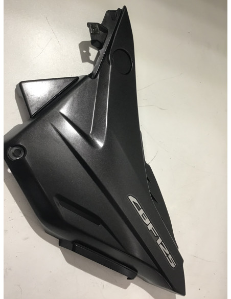 Cache latéral gauche HONDA CBF 125 - 2009/2011 - 83610-KWFA-9000 Occasion