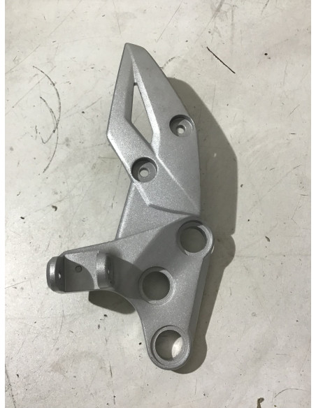 Platine repose-pied avant droit SUZUKI GSR 750 - 2011/2016 - 298876 État Neuf