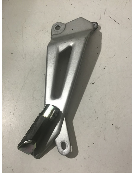 Platine repose-pied arrière droit YAMAHA YBR 125 - 2010 - Occasion